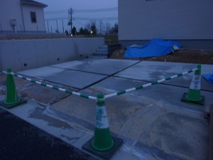 法面植栽の和モダン新築オープン外構3　玄関アプローチ・左官作業