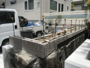 石積擁壁にブロック積み（川西市