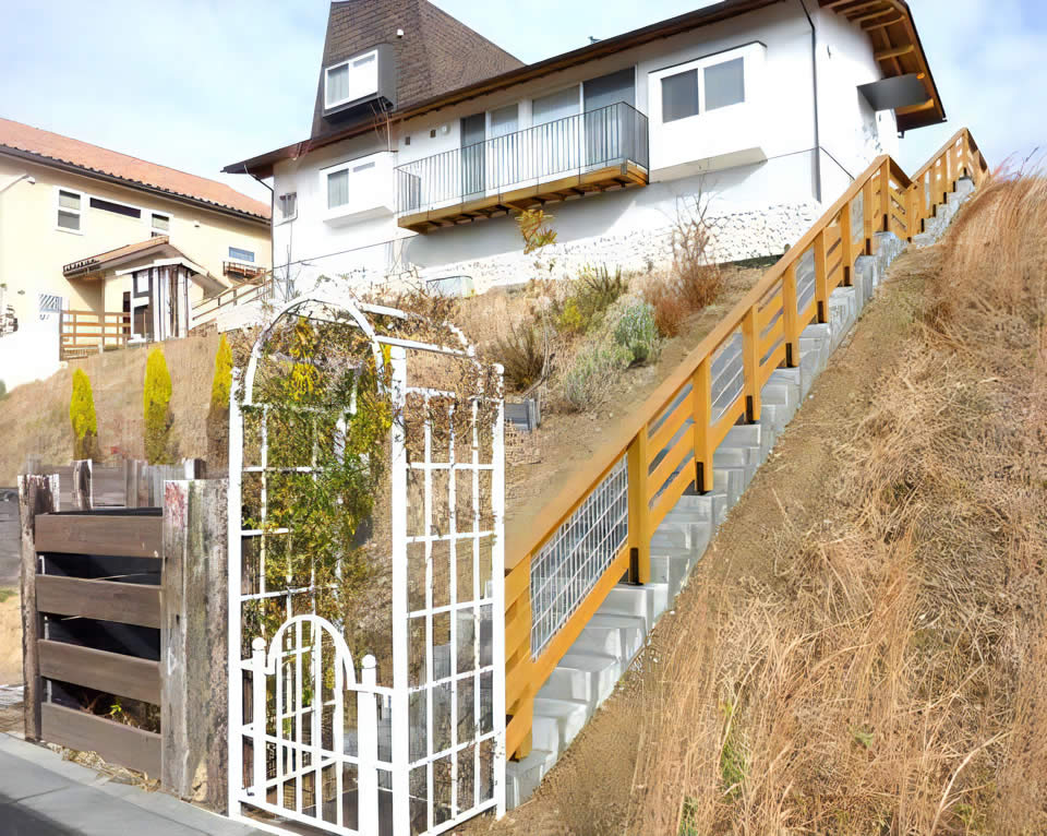 コンクリート型枠階段とオリジナル木製フェンス施工事例　