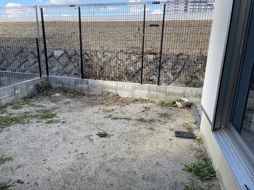 大判タイルテラスとポール式シェードのリガーデン